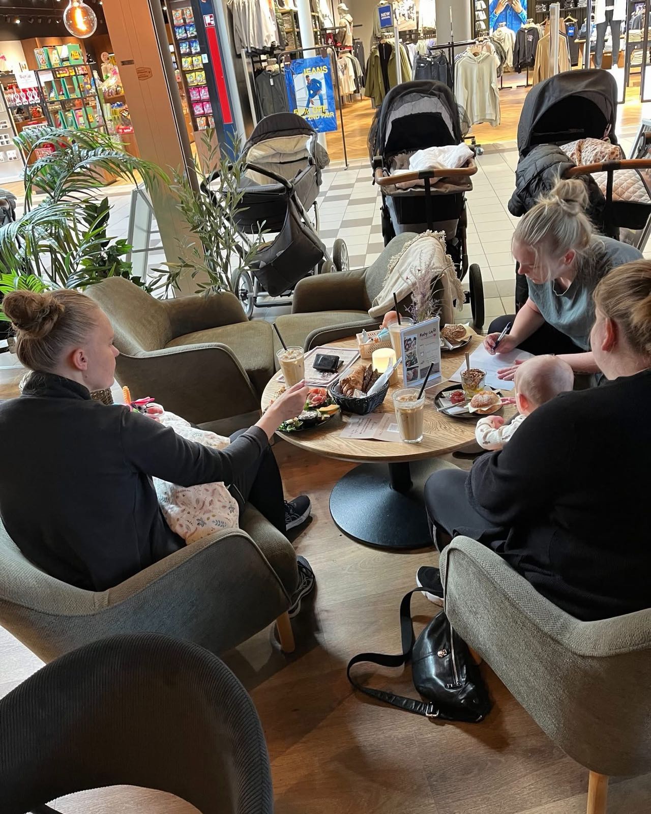 Forældre med babyer og barnevogne til Babycafé hos Kaffebaren