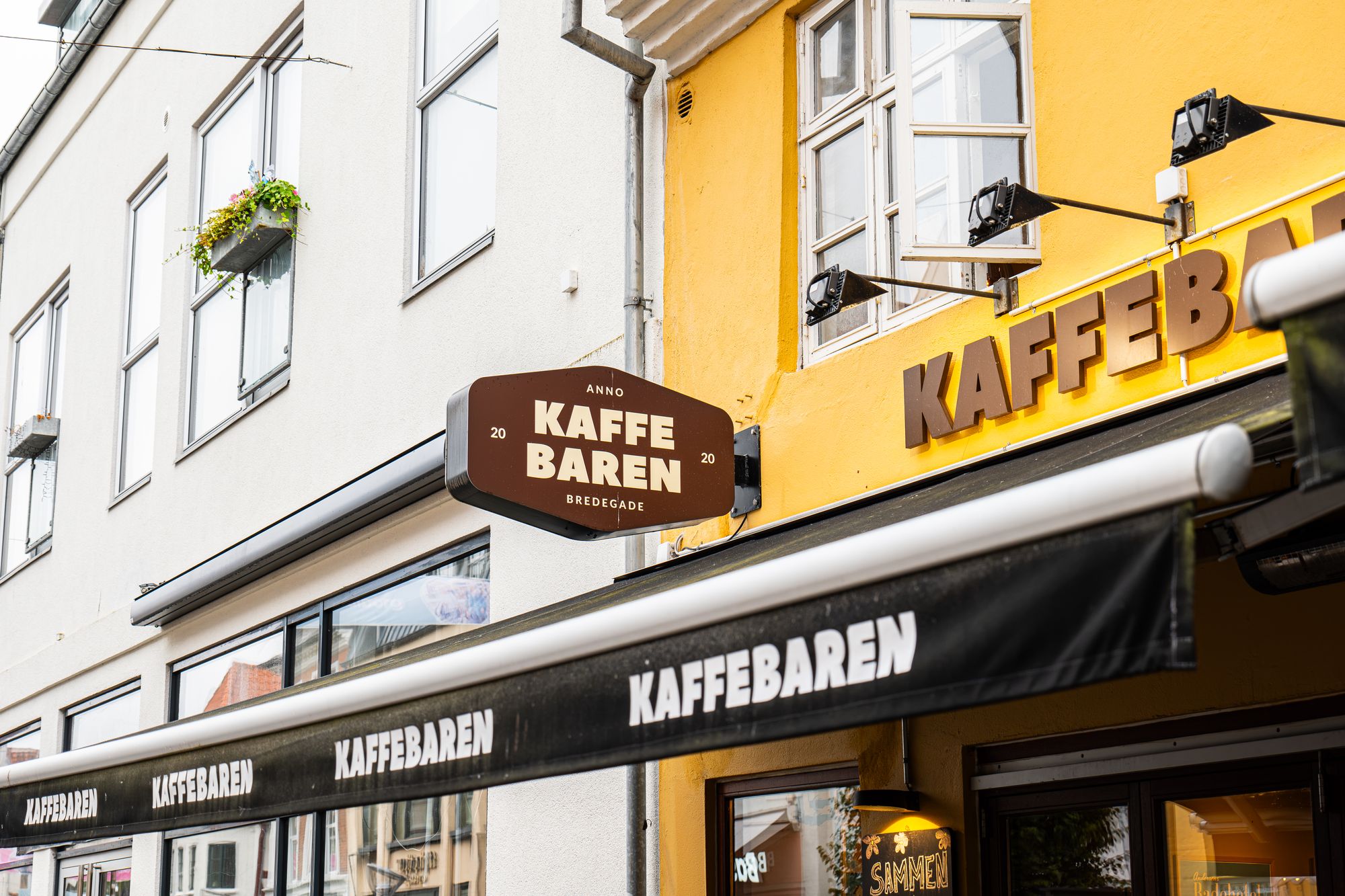 Kaffe og croissant på Kaffebaren
